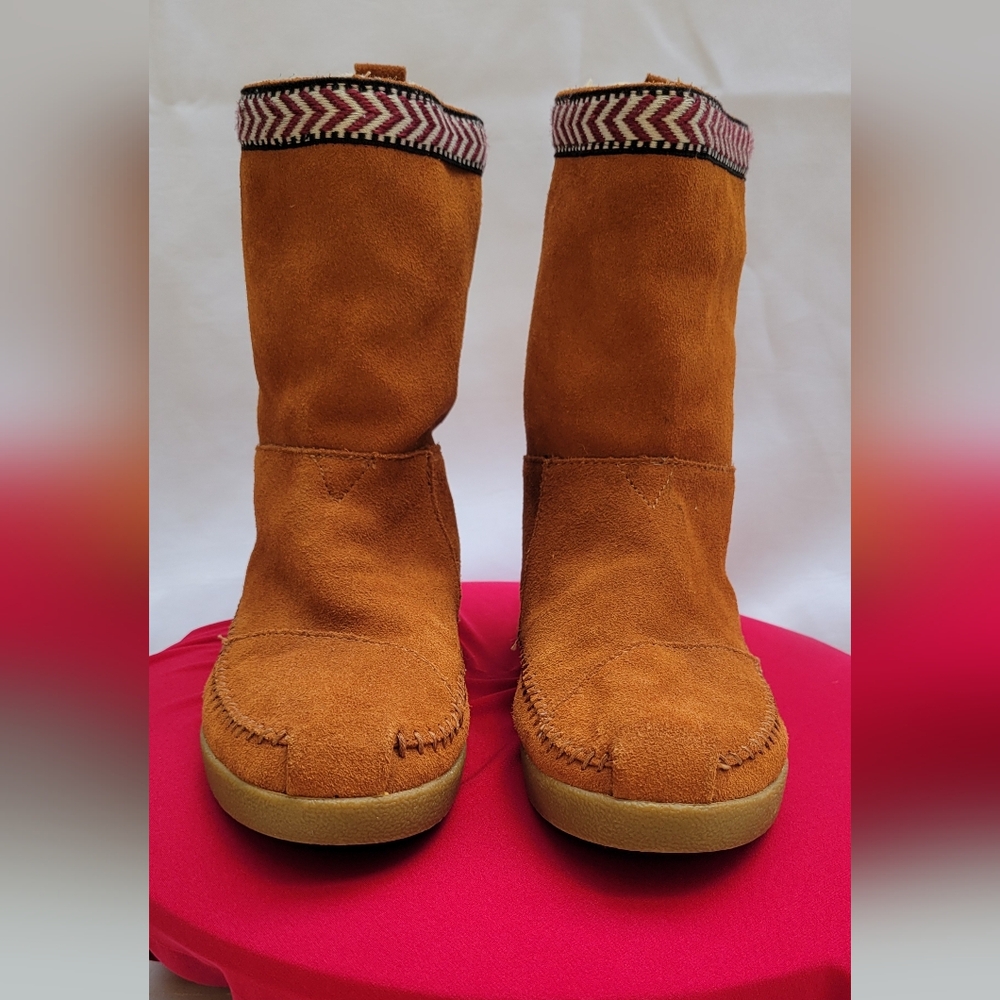 TOMS Women's Suede Moccasin Booties Size 7 Sole Faux Fur Lining Pull-On Tan